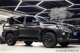 「黑红缝线」重新包覆一台丰田普拉多的内饰作业，匹配磨砂黑外观图片