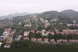 南温泉荒废别墅群，修建完成老板却消失了，无人管理现已杂草丛生图片