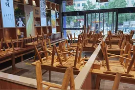 郑州餐饮全面停止堂食的第一个24小时：街头只剩外卖员取餐的身影图片