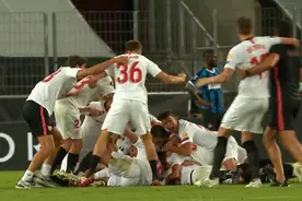 伟大的3-2！倒钩绝杀！六冠王今夜诞生，球员+主帅哭成泪人图片