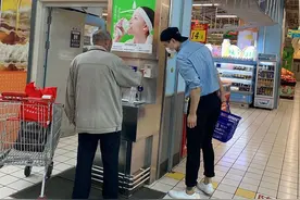 高云翔回国后首露面！戴口罩独自逛超市购物图片