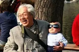 “隔代亲”到底有多亲？扑面而来的喜感，网友笑着笑着就哭了图片
