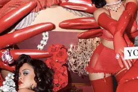 美国天后蕾哈娜曝内衣写真，穿红蚊帐姿势魅惑，超大钻戒闪瞎眼图片