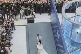 郑州女子追星赵丽颖，竟下单跑腿小哥肩扛自己图片