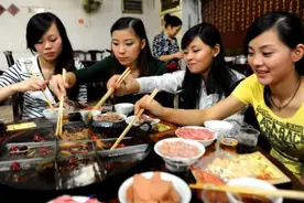 四川男人开火锅店，利用“一次免单”，一年狂赚200万，值得学习图片