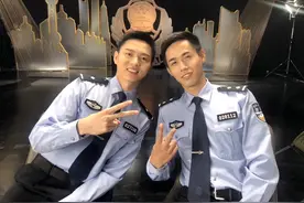 上海曹家渡网红民警：为反诈宣传甘当“人形合影板”，曾被出警当事人表白“你真的很帅气”图片
