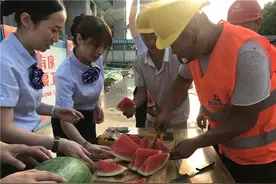 天气热得“蒸桑拿”？德州“送清凉”小分队兵分四路进行西瓜慰问图片