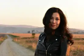 约会的时候，除了搂搂抱抱，这3个动作更让女人动情图片