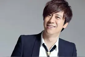 他是春晚金曲小王子，后来疑似退出文艺圈，其实是转行做制作人图片