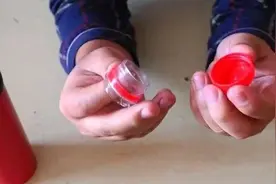 保温杯盖子上粘1个塑料瓶盖，会有意想不到的妙用，学会受用一生图片