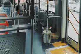 交通AB面丨原来，公交车上怎么扶手还有讲究图片