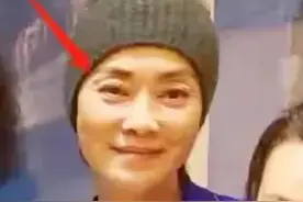 58岁毛阿敏近照瘦得厉害！戴头巾仿王菲造型，素面朝天皱纹爬满脸图片