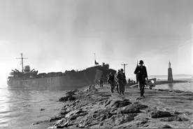 美国大兵初遇志愿军：模糊不清的人影从天而降，并马上射击拼刺刀图片