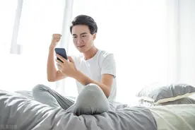 男性睡前坚持“两腿一分”，一段时间后，肾脏或许会有几个变化图片