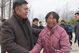 驻村第一书记张明海到期离任，乡亲们含泪送别： “张书记，永远是俺瓦房人！”图片