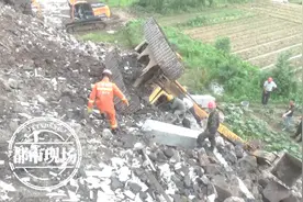 上饶一工地上，挖掘机正在施工，突然侧翻司机被困图片