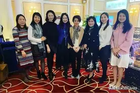 赌王四姨太罕见露面，60岁穿开叉裤迎贵宾，站C位个小却最抢镜图片