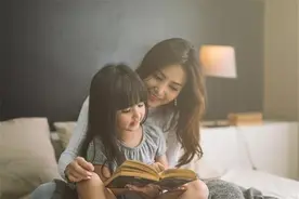 父女俩在火车上当众秀恩爱，举止太亲密引起争议：父爱不能没界限图片