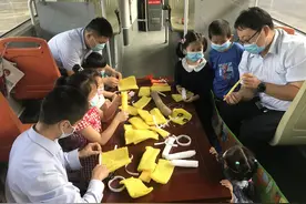 一朵小红花，送给敬爱的您——车长陪着小朋友制作教师节礼物表达对师恩的谢意图片