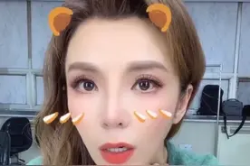 央视主持朱迅近照好嫩，皮肤白到发光，身形太瘦削惹人心疼图片