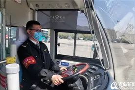 雨天老人未一步上车湿了鞋 95后驾驶员苦练"一步登"图片