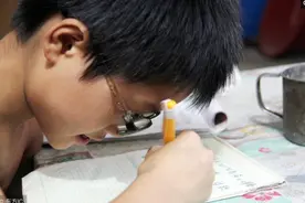 许昌男孩近视2000多度，戴一副300多元的眼镜，比啤酒瓶底还厚图片