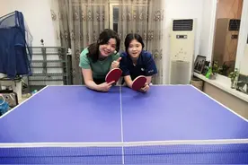 球桌搬到客厅，全家乒乓总动员，他家的运动会猫咪也来凑热闹图片