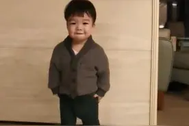 王栎鑫靠墙练形体，儿子自觉站到爸爸身边，竟要陪着爸爸“罚站”图片