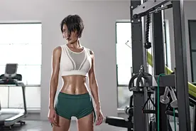 因为够努力所以被认可，身高170九头身美女努力健身打造好身材图片