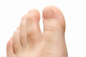 俗语讲：“二拇脚趾头长，长大了不养娘”，从脚能看出人品吗？图片