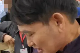 大衣哥朱之文好大方！身上衣服已发旧，仍花近5千元买葫芦图片