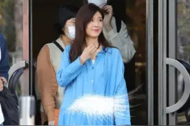 50岁少女感依旧，苏慧伦买菜装飘仙气，牛仔粗布裙无憾玉女地位图片