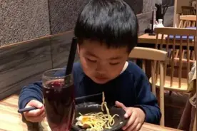 宝宝怎么都学不会用筷子？正确引导有三步，宝妈一定要耐心图片