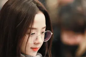 爱豆家强大的基因：金智秀家共用一张脸，朴灿烈家都是大眼睛图片