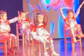 “超困小女孩”火了，坐在舞台C位上睡着，醒来还能跟上节奏图片