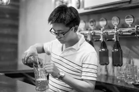 农电工老王的行为究竟是另类还是远见，面对争议你选择责备他吗？图片