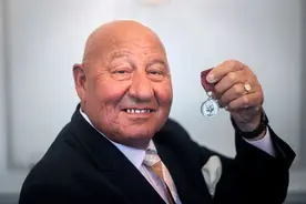 72岁英国拳击手要卖勋章，收藏家：我出45万，这是英国女王给他的图片