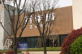 郑州一小区承诺配套名校附小，学校3年都没建好，开发商回应：保证名校师资，明年9月可入学图片