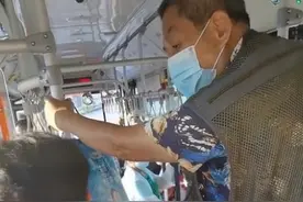 山东一大爷在公交车上要求大妈让座未果，朝司机大喊：我是残疾人图片