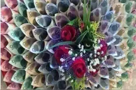 人民币鲜花才是俘获芳心的必杀技，网友：穷屌丝静静地看着就好图片