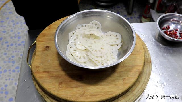 厨师长教你做个凉拌莲藕，毫无保留传授，好吃又漂亮，年夜饭首选