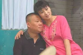 闫学晶亲手拔掉父亲氧气管后给母亲下跪，朱迅没勇气拔终生遗憾！图片