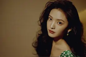 章若楠 一身果绿色开衩波点裙，波浪长发，依旧元气的微笑绽放图片