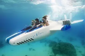 这敞篷潜水艇，是土豪新玩具，能带三人下潜40米深，75万坐一次