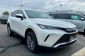 新款丰田威飒实拍，外观很年轻运动，搭载2.5L混合动力图片