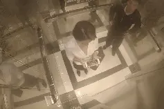 GIF图文：太解气了，面对歹徒从容应对，别以为女人好欺负。图片