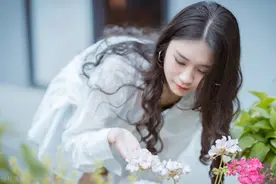 故事：回国参加闺蜜婚礼时，她遇到了分手三年的前任图片