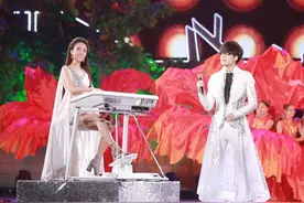 玖月奇迹夫妻双方罕见同框，王小玮深情望向丈夫，难道没有离婚视频封面