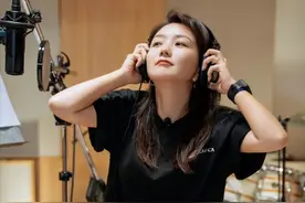 何洁瘦出了“瓜子脸”，穿一身黑色搭配录音，逆袭成功太美了图片