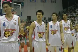 杜4、陈6、王7、朱8、易9，当年广东宏远的先发五虎，实在太强了图片